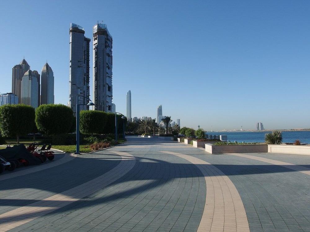 Grand Continental Flamingo Hotel Abu Dhabi Esterno foto