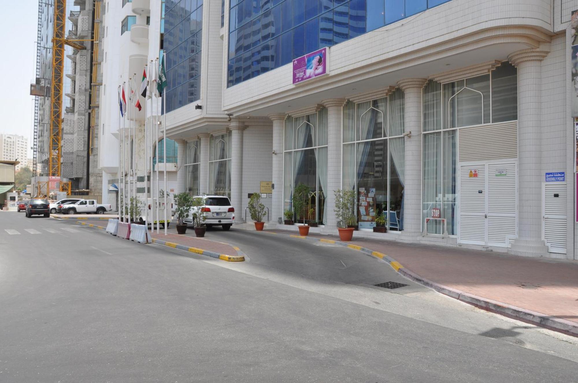 Grand Continental Flamingo Hotel Abu Dhabi Esterno foto